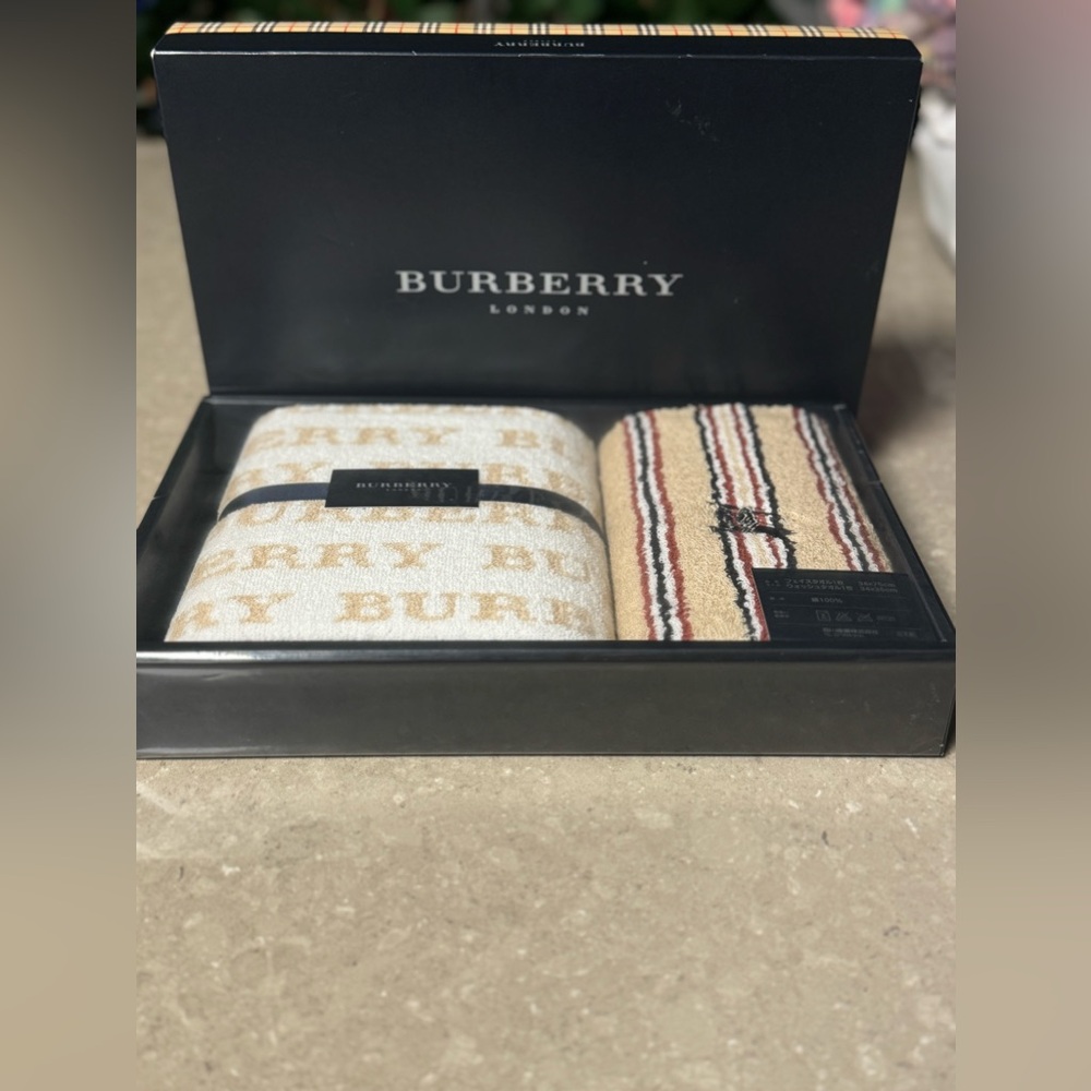 NIB Burberry Towel Set